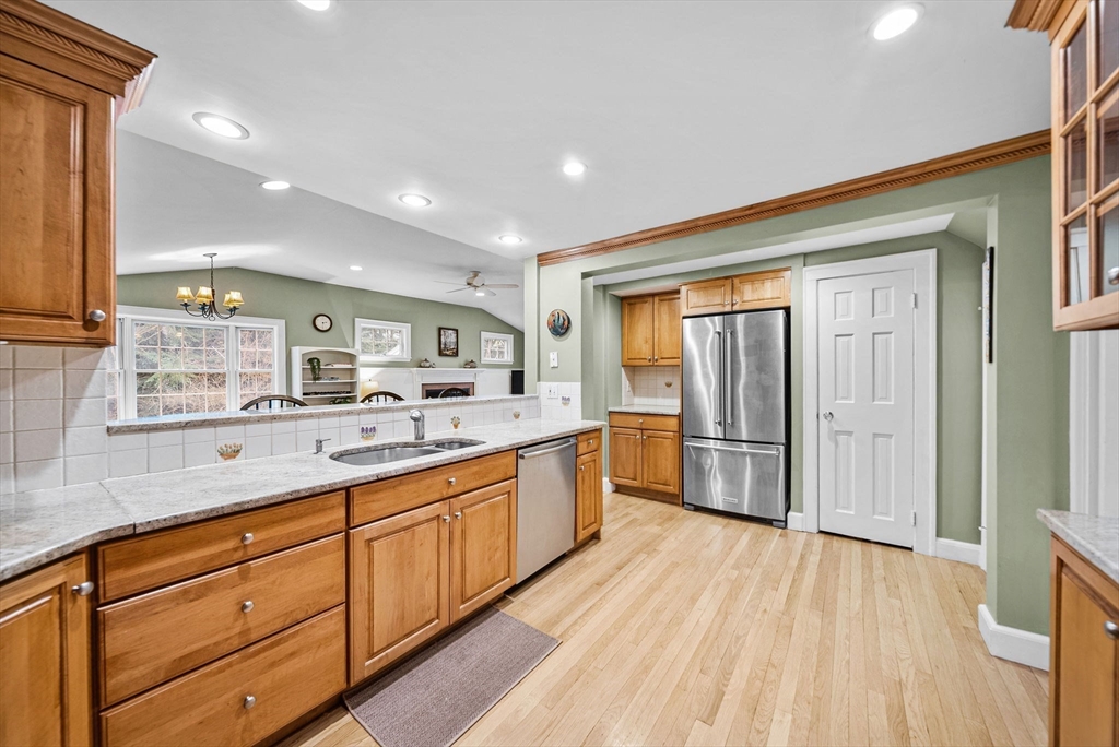 Needham, Massachusetts 02494, United States, 4 Bedrooms Bedrooms, ,3 BathroomsBathrooms,Residential,Pending,105629