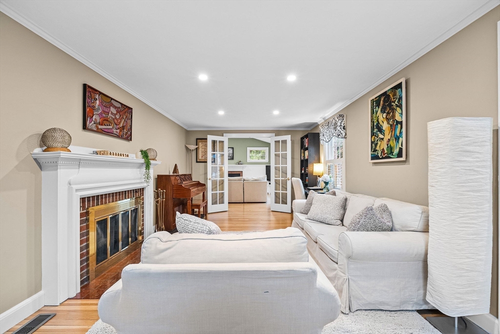 Needham, Massachusetts 02494, United States, 4 Bedrooms Bedrooms, ,3 BathroomsBathrooms,Residential,Pending,105629