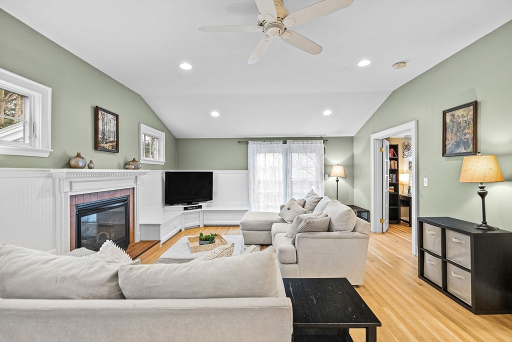 Needham, Massachusetts 02494, United States, 4 Bedrooms Bedrooms, ,3 BathroomsBathrooms,Residential,Pending,105629