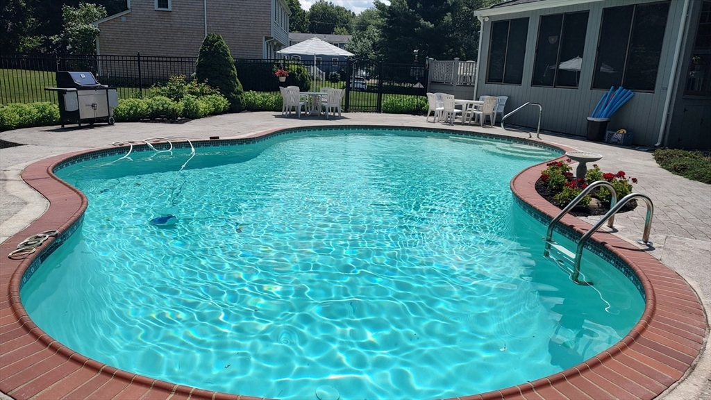 3 Hollyhock Ln