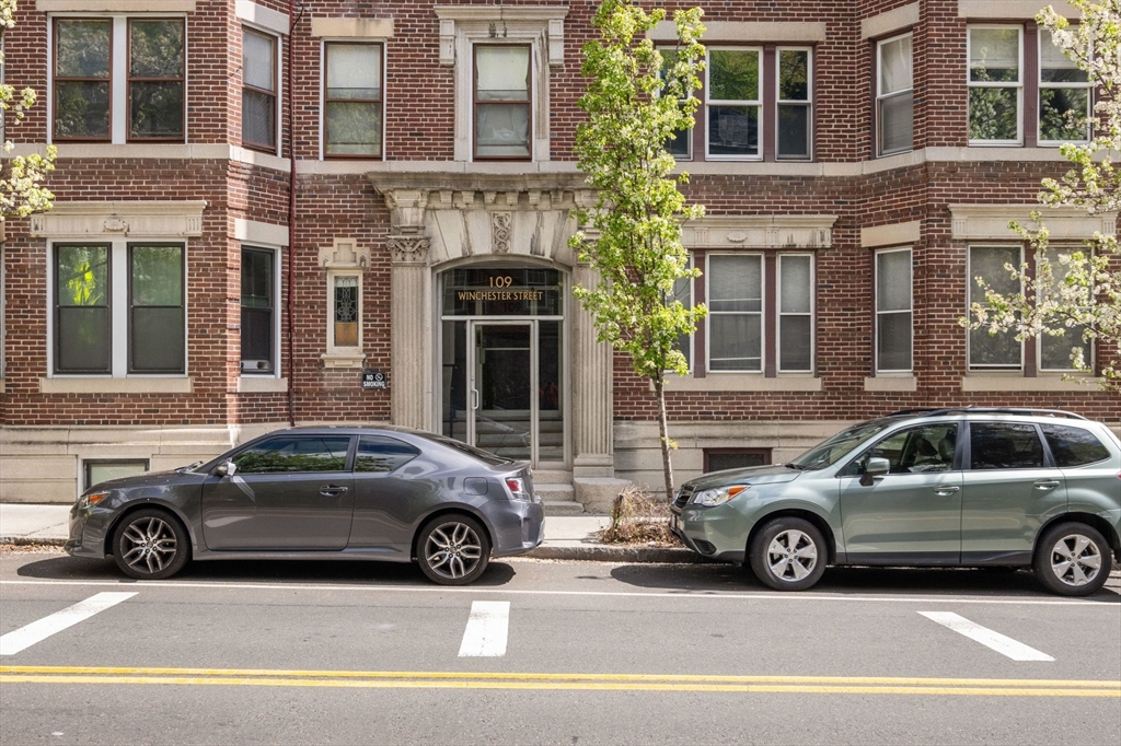 Click for 109 Winchester St #6, Brookline, MA slideshow