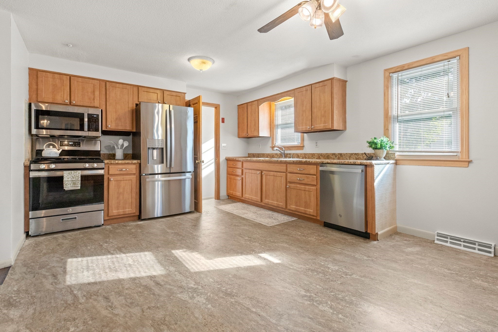 10 Clark Rd, Groveland, MA Photo #16