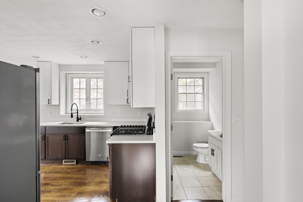 Malden, Massachusetts 02148, United States, 3 Bedrooms Bedrooms, ,2 BathroomsBathrooms,Residential,Pending,105988