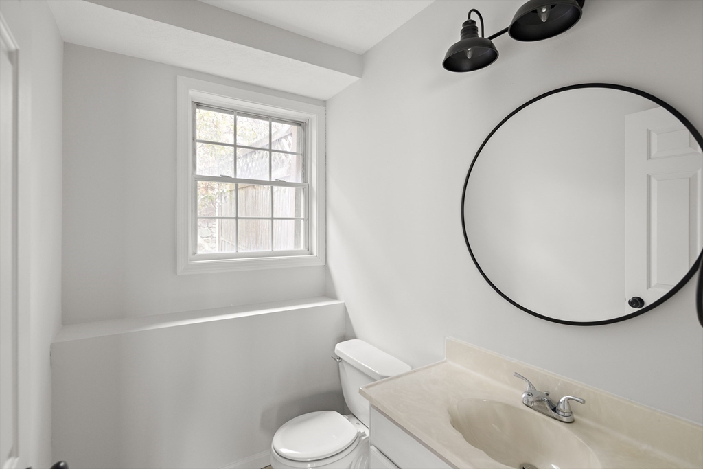 Malden, Massachusetts 02148, United States, 3 Bedrooms Bedrooms, ,2 BathroomsBathrooms,Residential,Pending,105988