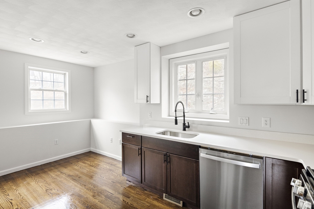 Malden, Massachusetts 02148, United States, 3 Bedrooms Bedrooms, ,2 BathroomsBathrooms,Residential,Pending,105988