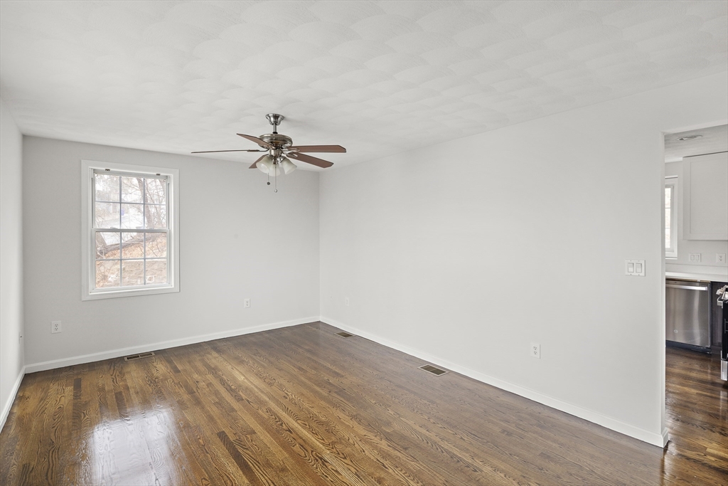 Malden, Massachusetts 02148, United States, 3 Bedrooms Bedrooms, ,2 BathroomsBathrooms,Residential,Pending,105988