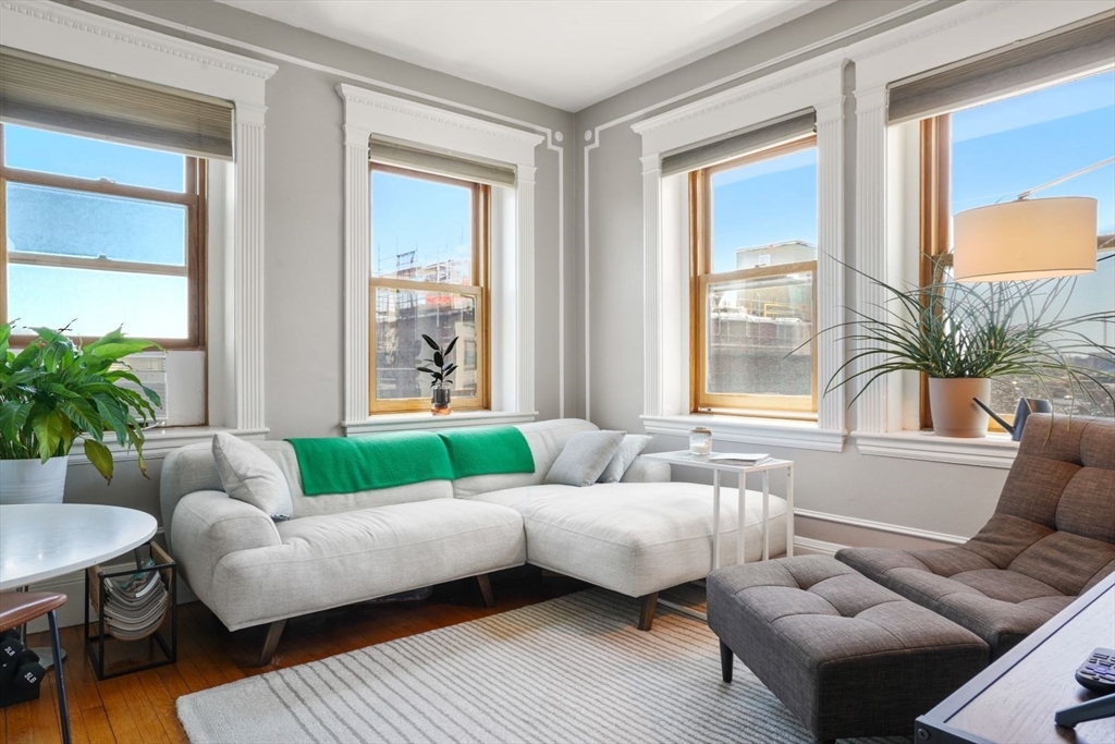 8 Garrison St 706