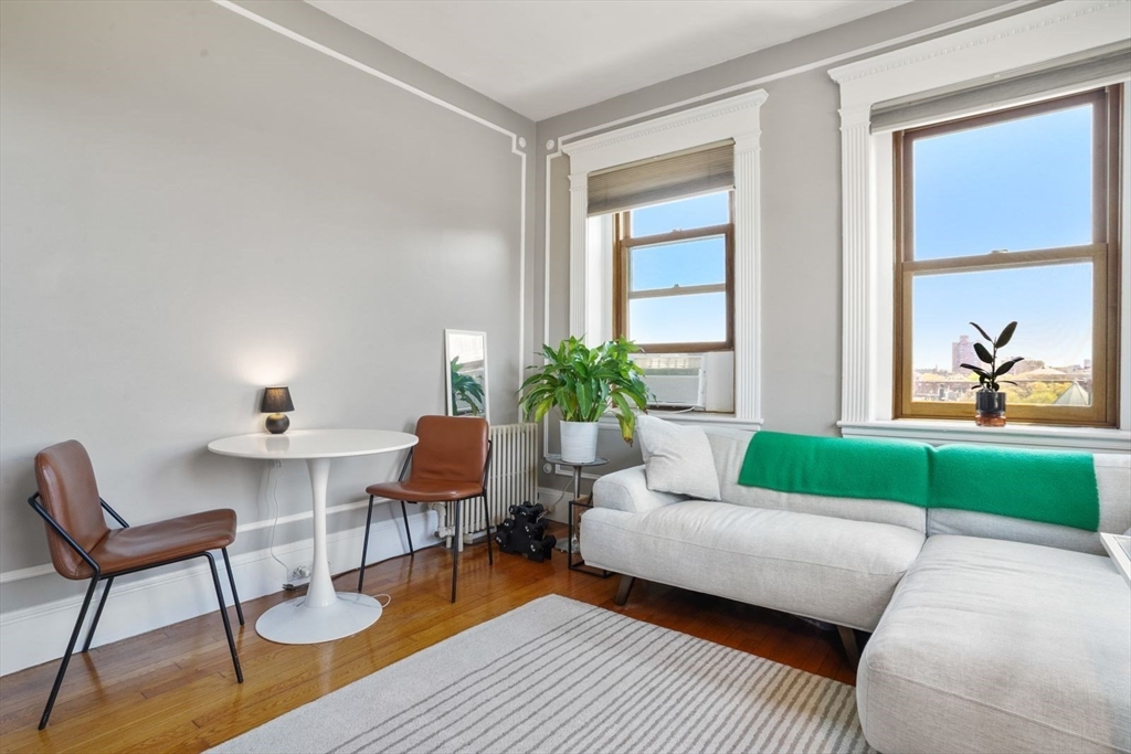 8 Garrison St 706