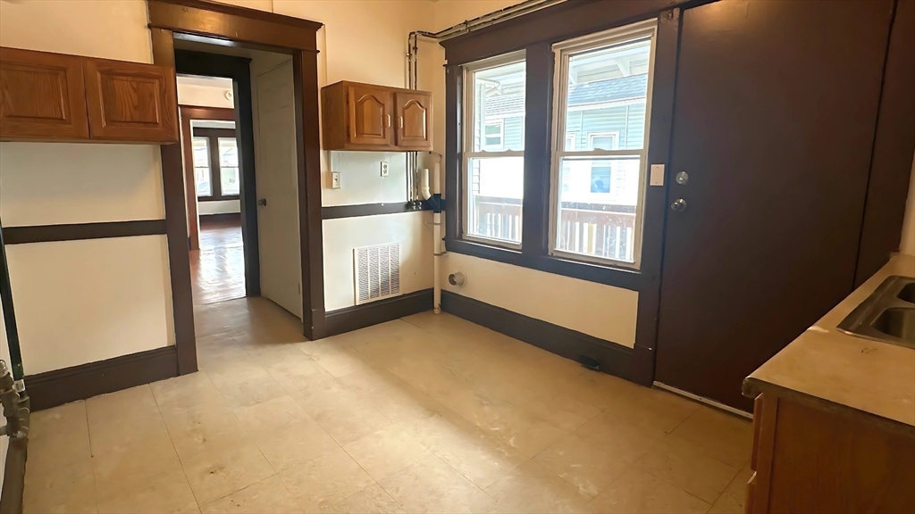 Springfield, Massachusetts 01108, United States, 3 Bedrooms Bedrooms, ,1 BathroomBathrooms,Residential,Active,187256