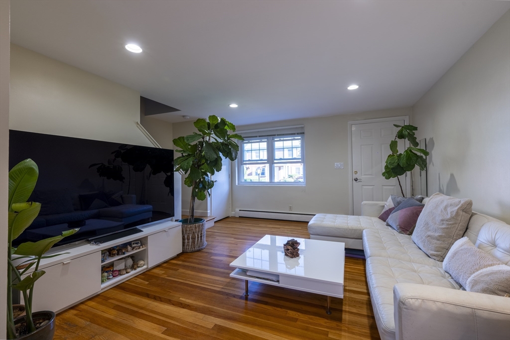 18 Emerson Gardens Rd 18