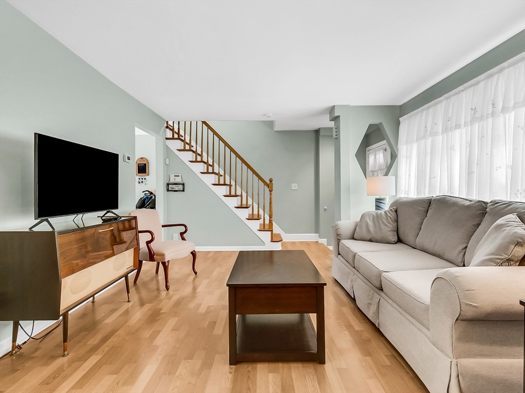 Saugus, Massachusetts 01906, United States, 2 Bedrooms Bedrooms, ,2 BathroomsBathrooms,Residential,Pending,206944