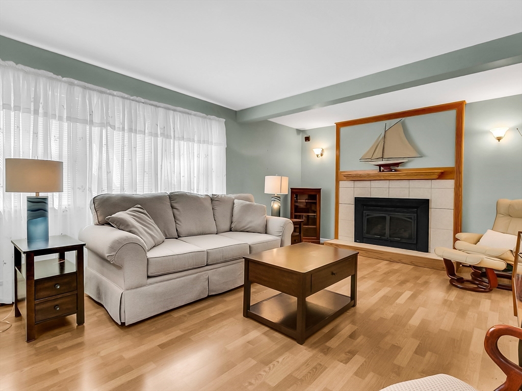 Saugus, Massachusetts 01906, United States, 2 Bedrooms Bedrooms, ,2 BathroomsBathrooms,Residential,Pending,206944