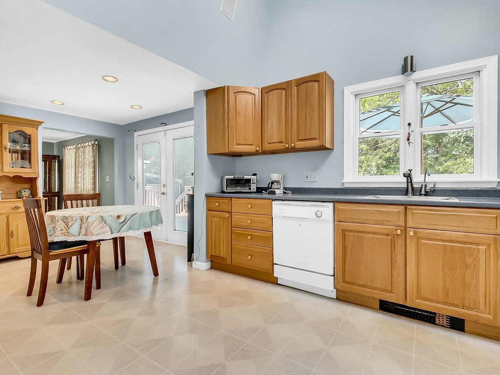 Saugus, Massachusetts 01906, United States, 2 Bedrooms Bedrooms, ,2 BathroomsBathrooms,Residential,Pending,206944