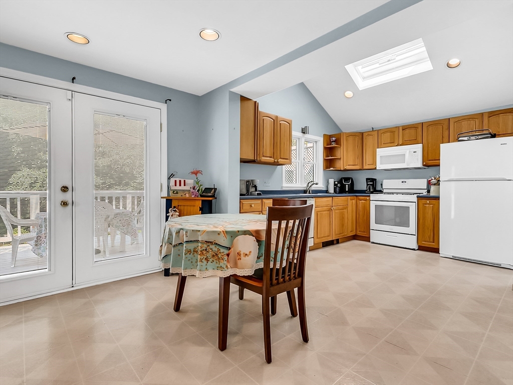 Saugus, Massachusetts 01906, United States, 2 Bedrooms Bedrooms, ,2 BathroomsBathrooms,Residential,Pending,206944