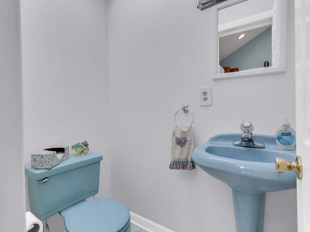 Saugus, Massachusetts 01906, United States, 2 Bedrooms Bedrooms, ,2 BathroomsBathrooms,Residential,Pending,206944