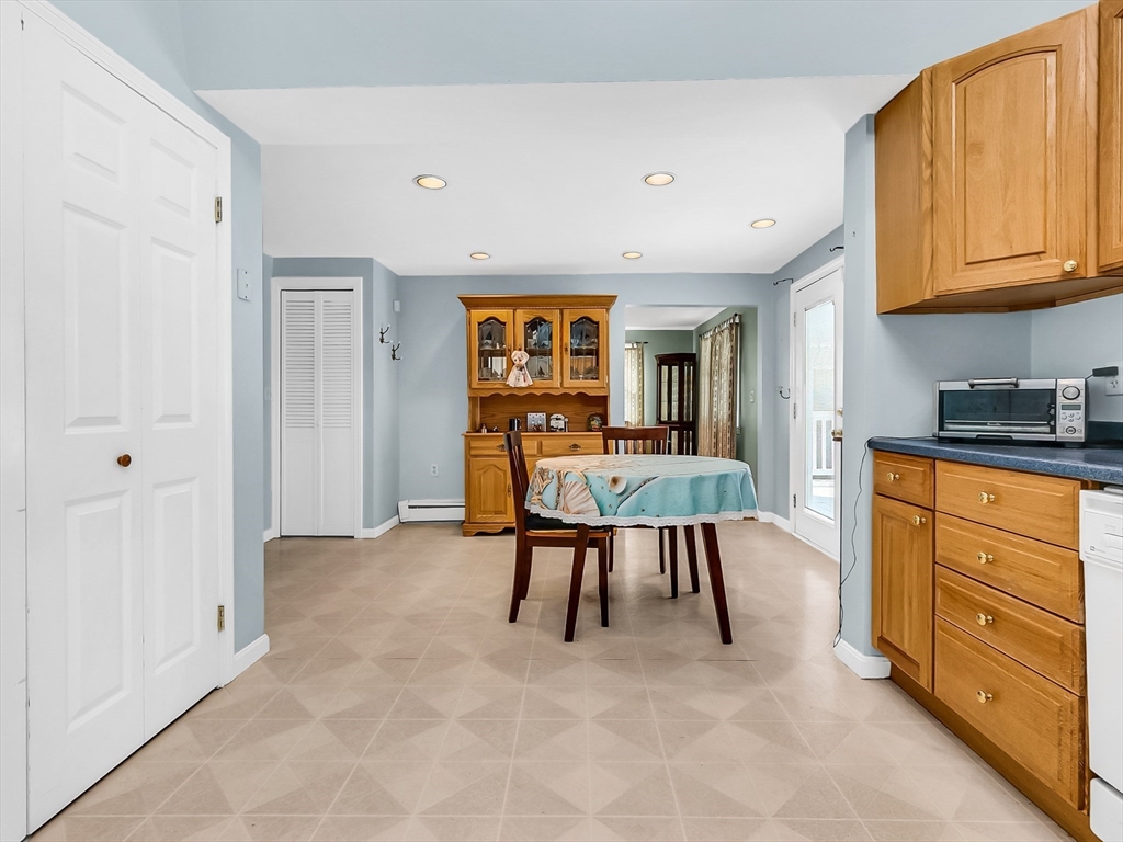 Saugus, Massachusetts 01906, United States, 2 Bedrooms Bedrooms, ,2 BathroomsBathrooms,Residential,Pending,206944