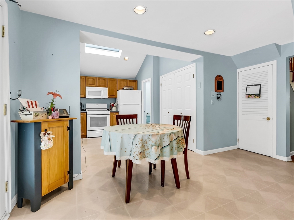 Saugus, Massachusetts 01906, United States, 2 Bedrooms Bedrooms, ,2 BathroomsBathrooms,Residential,Pending,206944