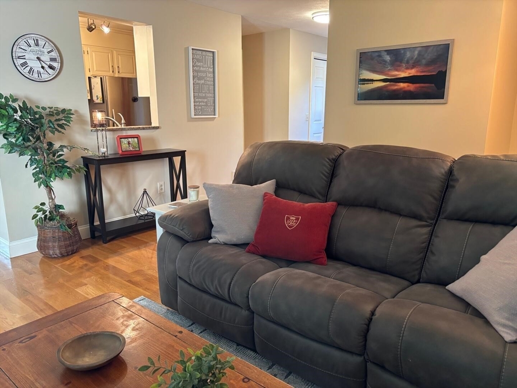 Wilbraham, Massachusetts 01095, United States, 1 Bedroom Bedrooms, ,1 BathroomBathrooms,Residential,Contingent,207437