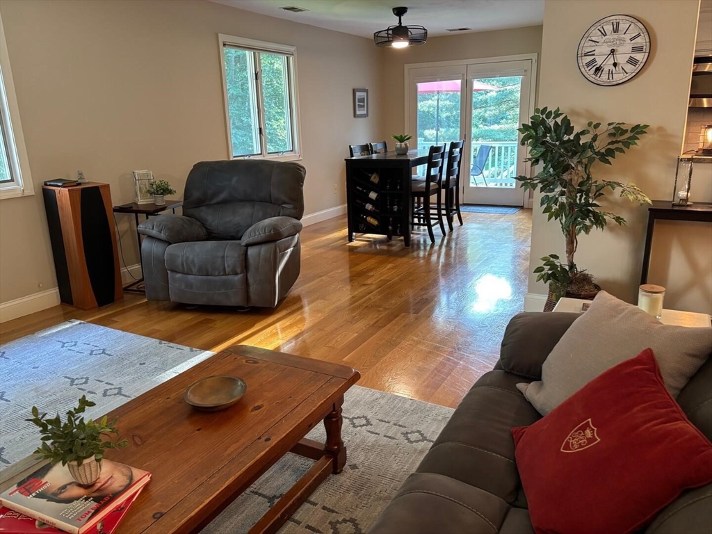 Wilbraham, Massachusetts 01095, United States, 1 Bedroom Bedrooms, ,1 BathroomBathrooms,Residential,Contingent,207437