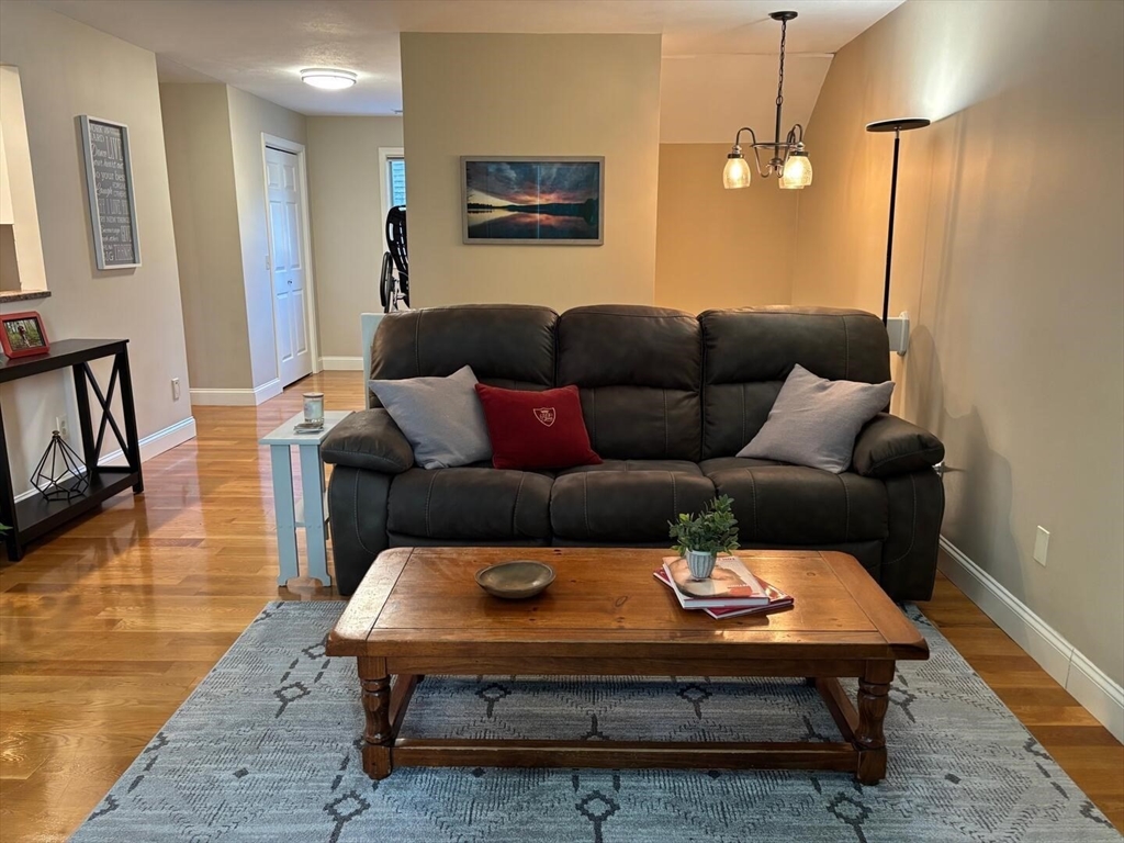 Wilbraham, Massachusetts 01095, United States, 1 Bedroom Bedrooms, ,1 BathroomBathrooms,Residential,Contingent,207437