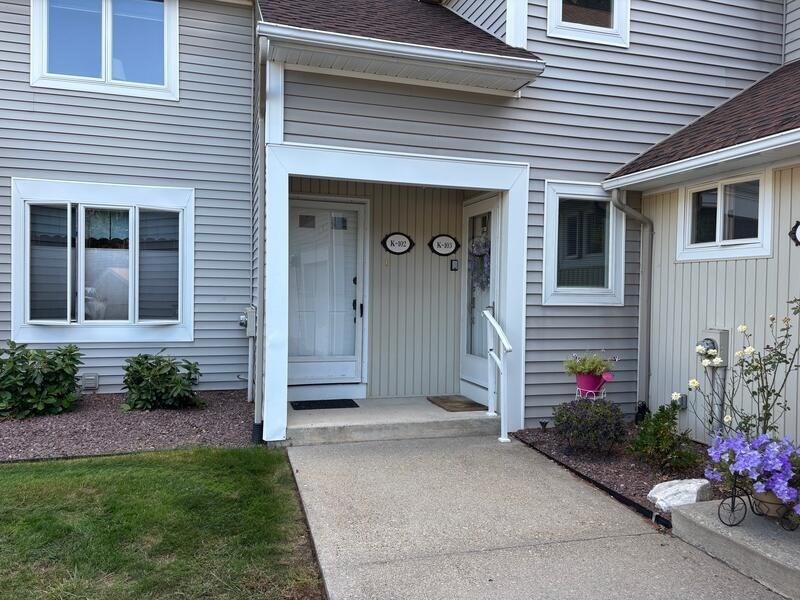 Wilbraham, Massachusetts 01095, United States, 1 Bedroom Bedrooms, ,1 BathroomBathrooms,Residential,Contingent,207437