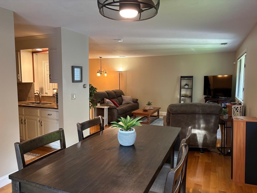 Wilbraham, Massachusetts 01095, United States, 1 Bedroom Bedrooms, ,1 BathroomBathrooms,Residential,Contingent,207437