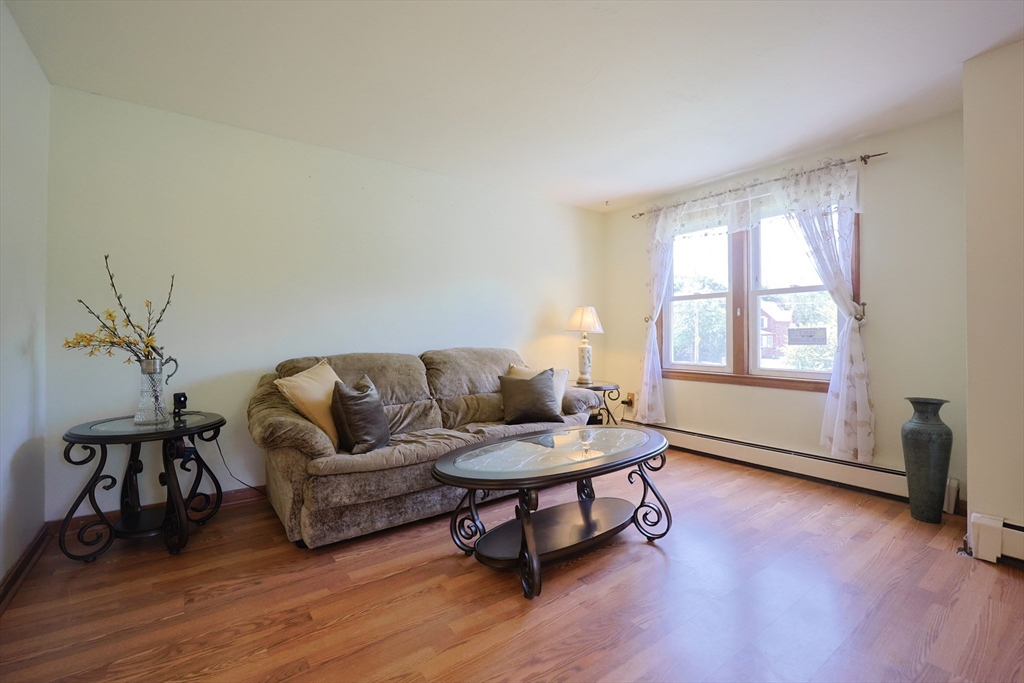 Plainville, Massachusetts 02762, United States, 2 Bedrooms Bedrooms, ,2 BathroomsBathrooms,Residential,Contingent,154128