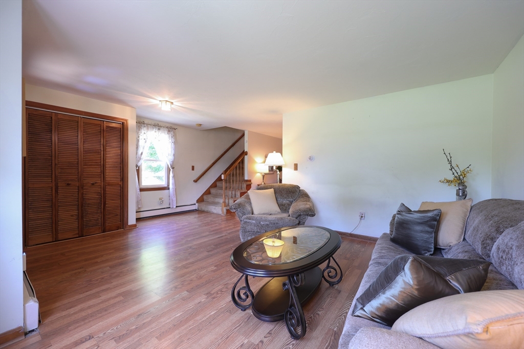 Plainville, Massachusetts 02762, United States, 2 Bedrooms Bedrooms, ,2 BathroomsBathrooms,Residential,Contingent,154128