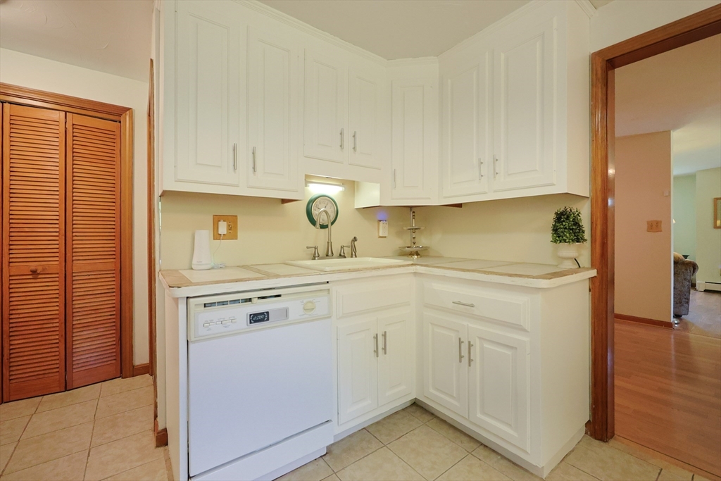 Plainville, Massachusetts 02762, United States, 2 Bedrooms Bedrooms, ,2 BathroomsBathrooms,Residential,Contingent,154128