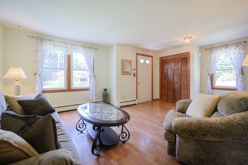 Plainville, Massachusetts 02762, United States, 2 Bedrooms Bedrooms, ,2 BathroomsBathrooms,Residential,Contingent,154128