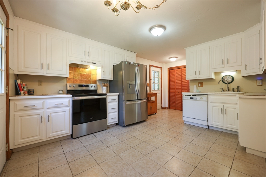 Plainville, Massachusetts 02762, United States, 2 Bedrooms Bedrooms, ,2 BathroomsBathrooms,Residential,Contingent,154128