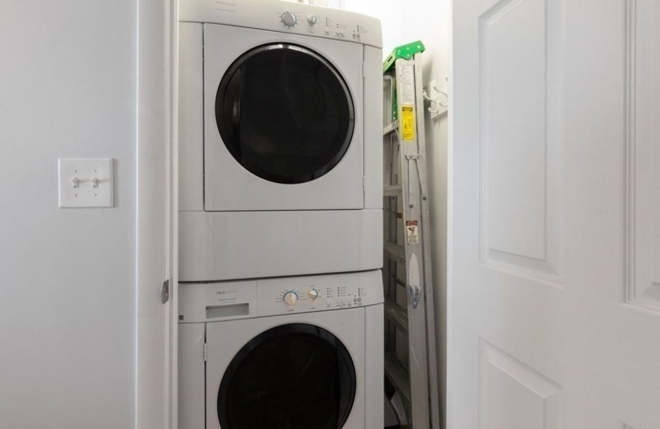 Boston, Massachusetts 02128, United States, 2 Bedrooms Bedrooms, ,1 BathroomBathrooms,Residential,Pending,133607