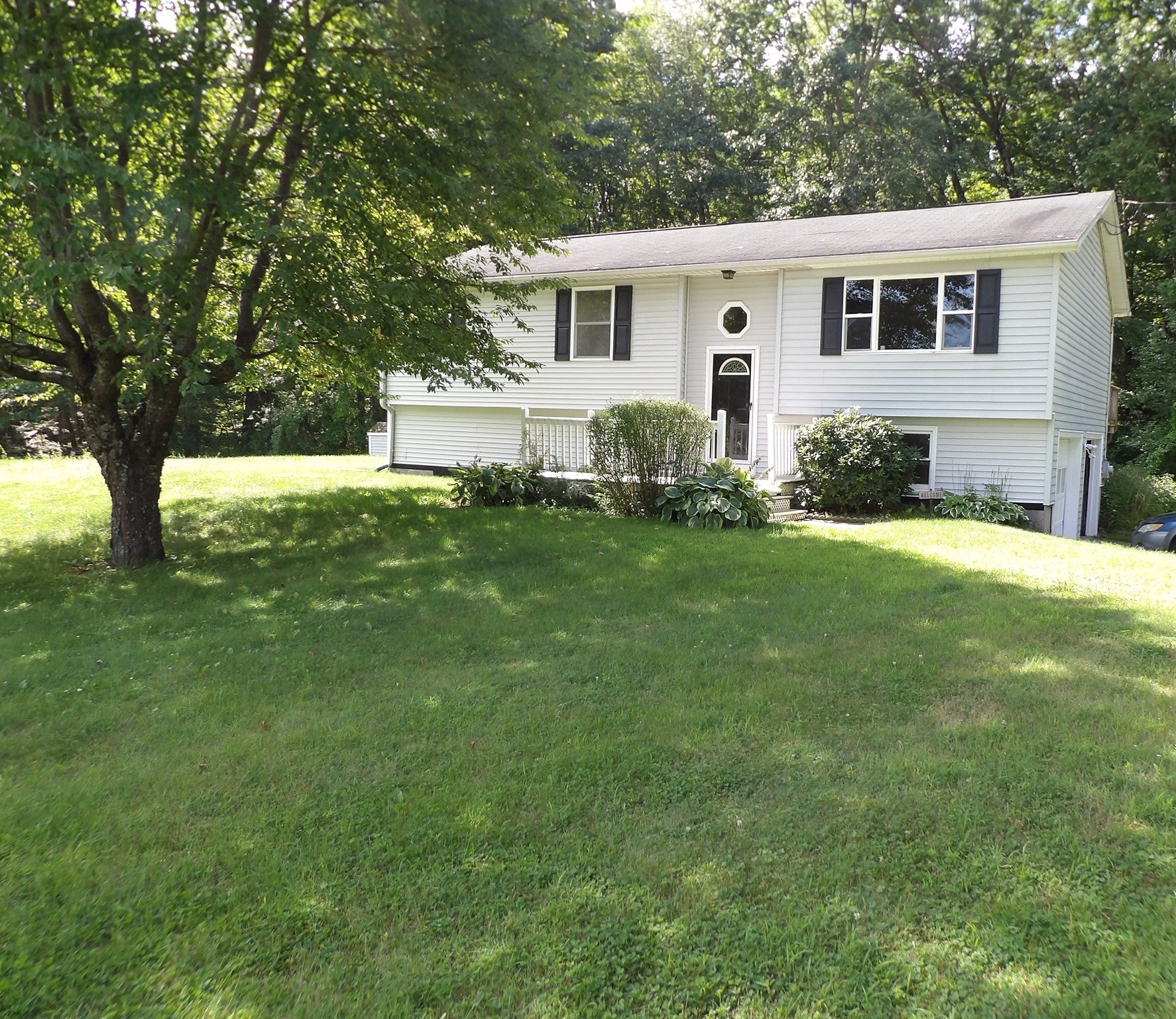 Click for 152 Manville St #1, Leicester, MA slideshow