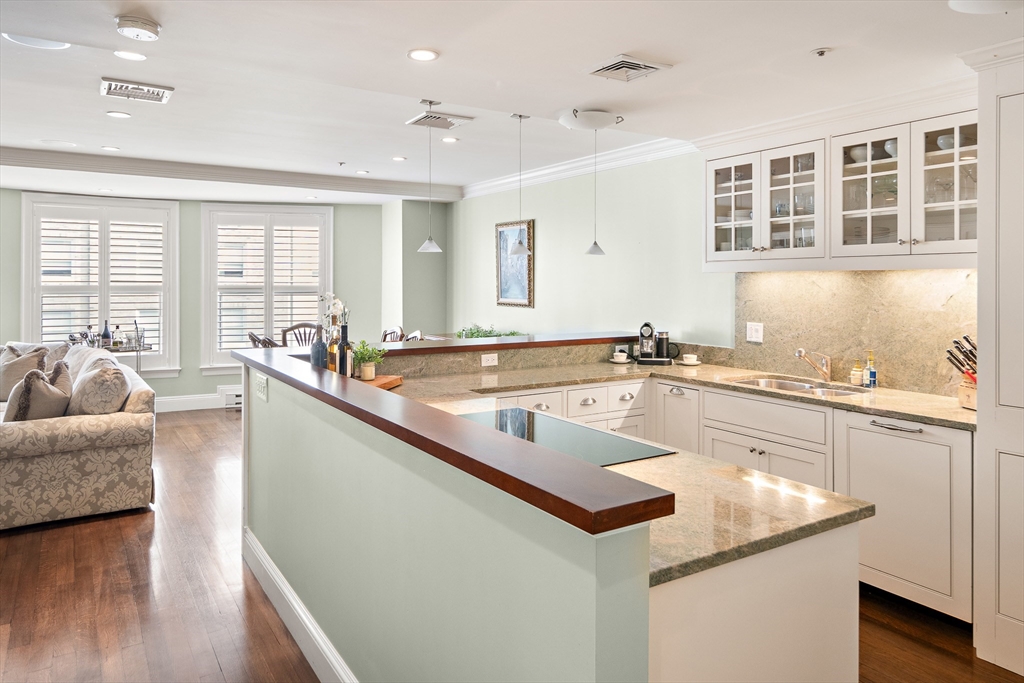 300 Boylston St 909