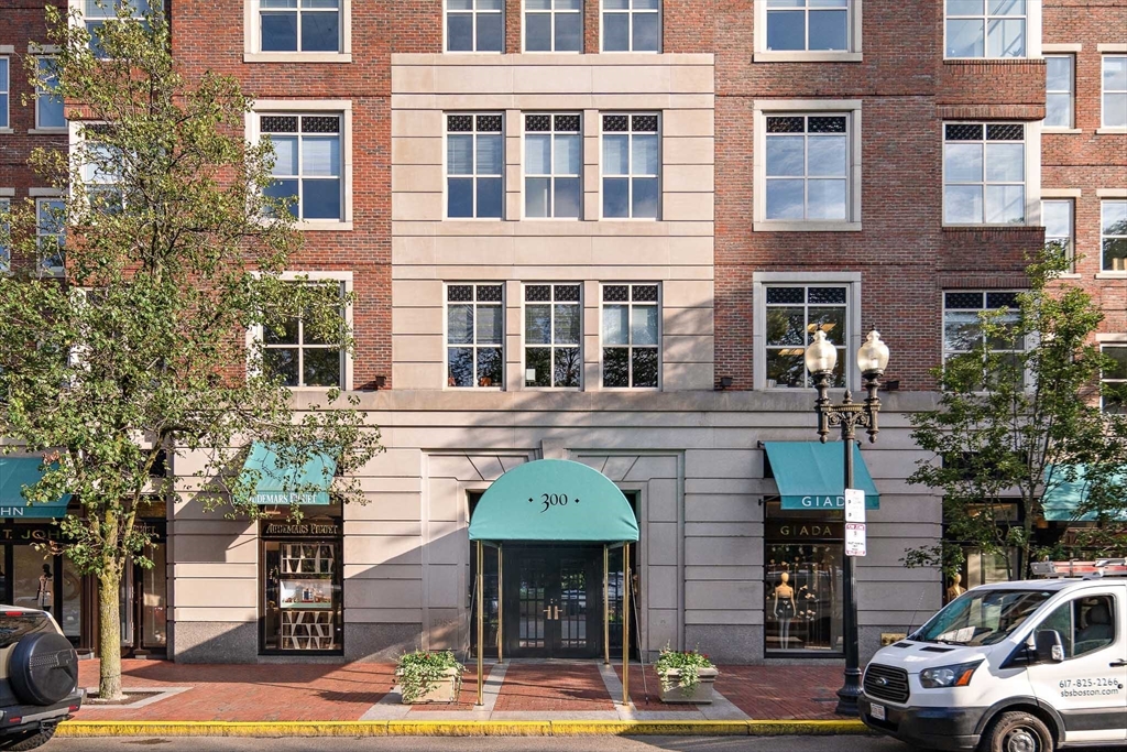 300 Boylston St 909