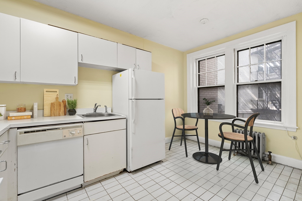 114 Strathmore 302