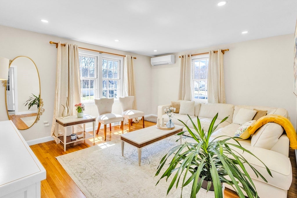 18 Mayflower Rd