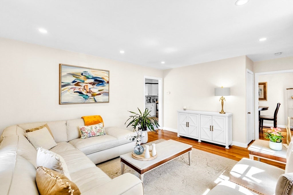 18 Mayflower Rd