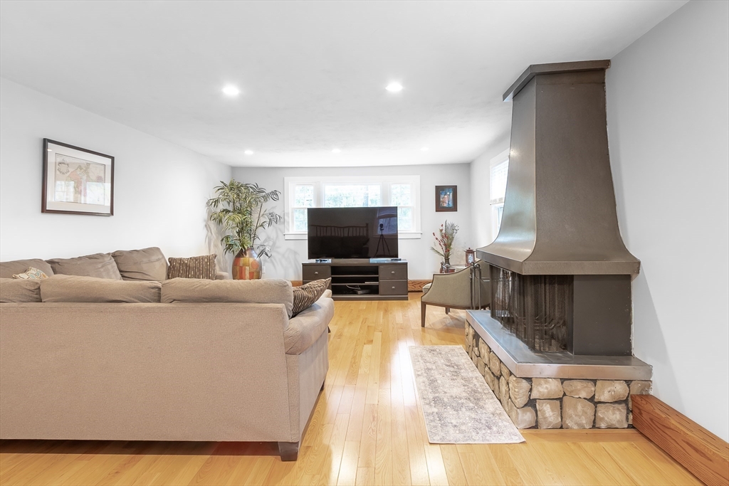 Sudbury, Massachusetts 01776, United States, 4 Bedrooms Bedrooms, ,3 BathroomsBathrooms,Residential,Active,109709