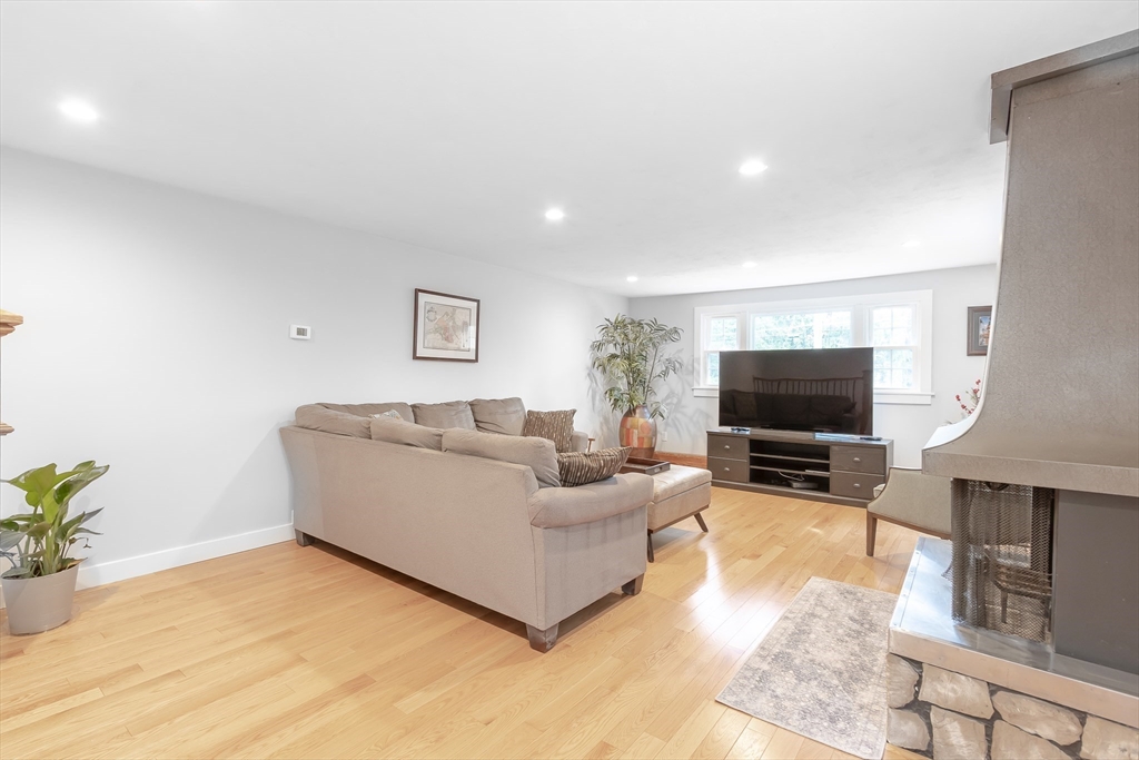 Sudbury, Massachusetts 01776, United States, 4 Bedrooms Bedrooms, ,3 BathroomsBathrooms,Residential,Active,109709