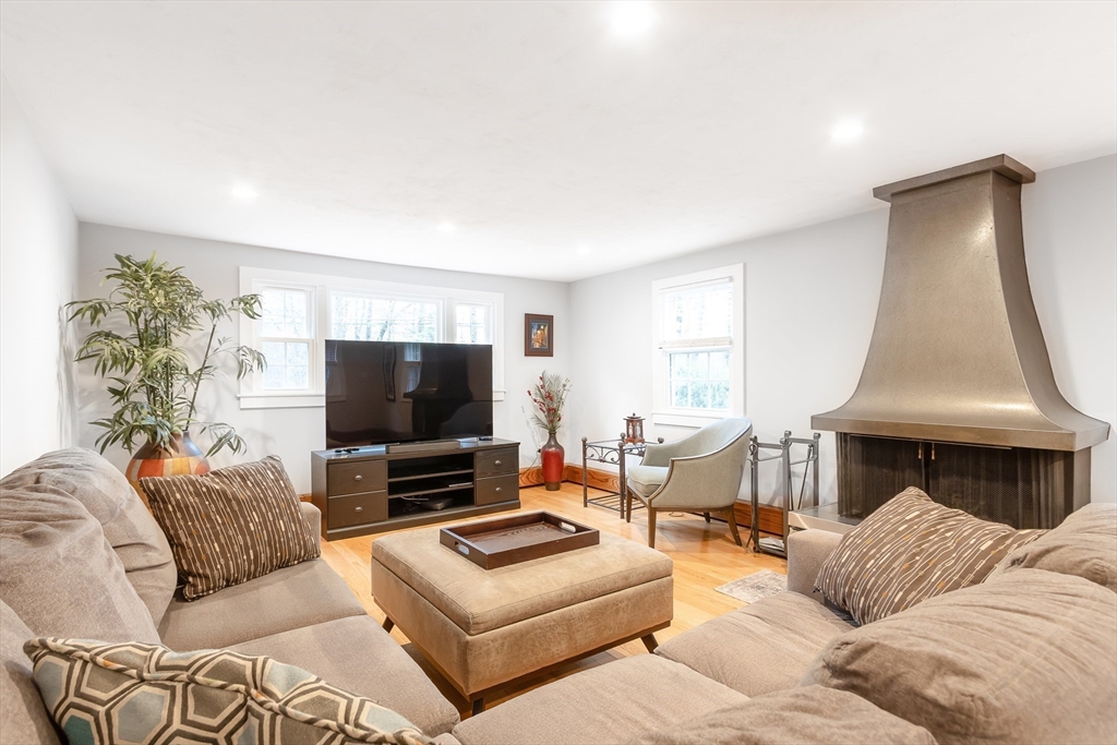 Sudbury, Massachusetts 01776, United States, 4 Bedrooms Bedrooms, ,3 BathroomsBathrooms,Residential,Active,109709