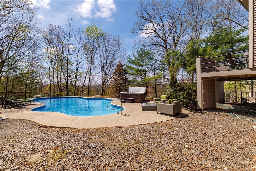 35 Hickory Dr