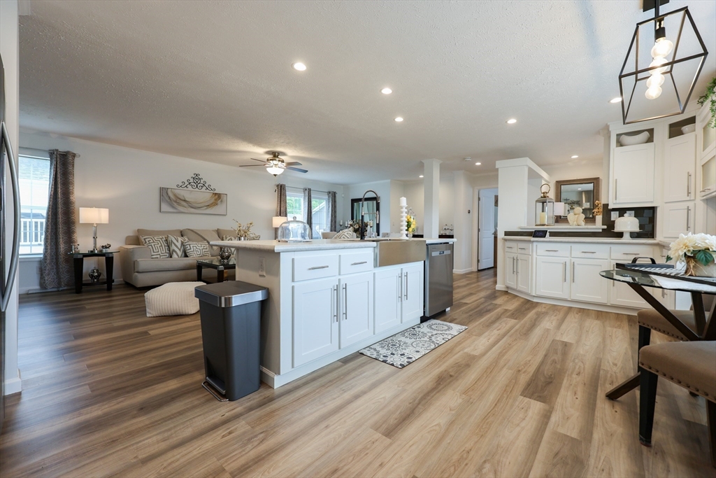 North Attleboro, Massachusetts 02760, United States, 2 Bedrooms Bedrooms, ,2 BathroomsBathrooms,Residential,Pending,144799