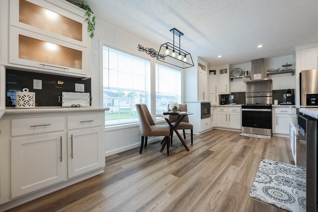 North Attleboro, Massachusetts 02760, United States, 2 Bedrooms Bedrooms, ,2 BathroomsBathrooms,Residential,Pending,144799