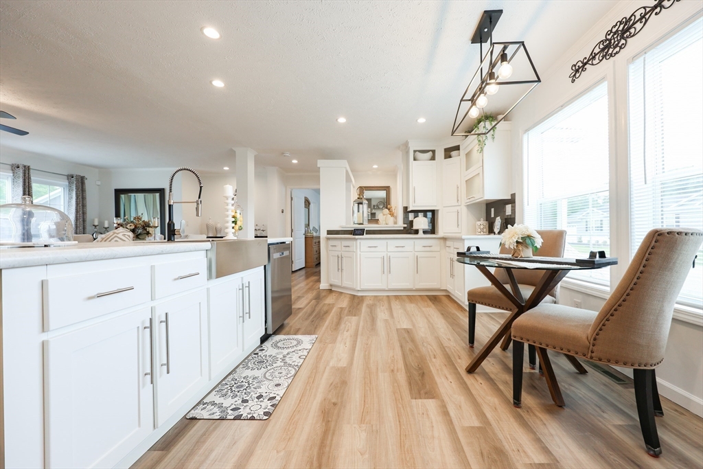 North Attleboro, Massachusetts 02760, United States, 2 Bedrooms Bedrooms, ,2 BathroomsBathrooms,Residential,Pending,144799