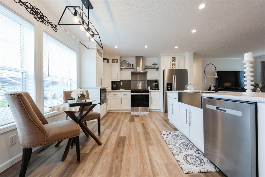 North Attleboro, Massachusetts 02760, United States, 2 Bedrooms Bedrooms, ,2 BathroomsBathrooms,Residential,Pending,144799