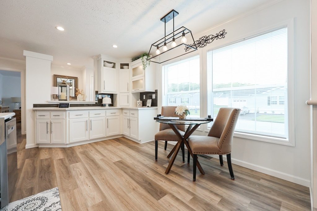 North Attleboro, Massachusetts 02760, United States, 2 Bedrooms Bedrooms, ,2 BathroomsBathrooms,Residential,Pending,144799