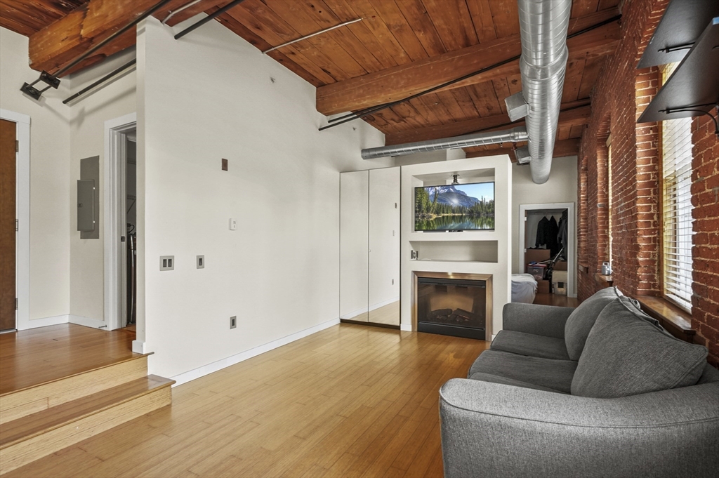 1511 Main Street C405