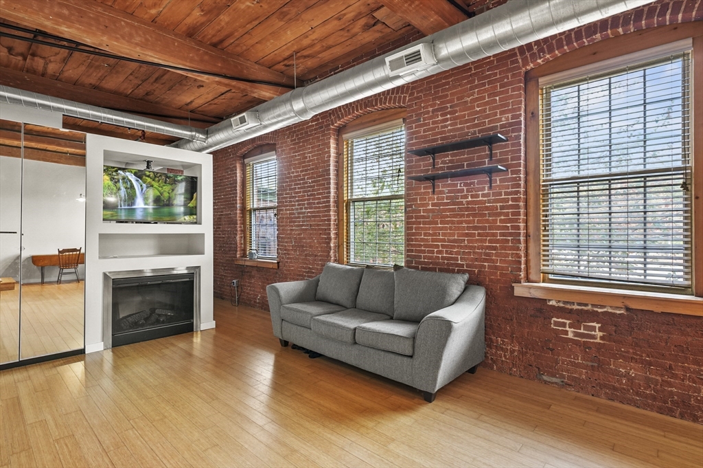 1511 Main Street C405