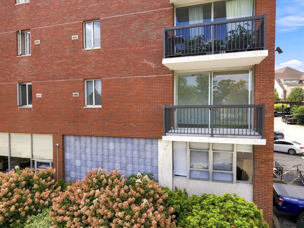 20 Hammond Pond Pkwy 208